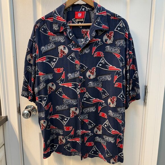 New England Patriots Throwback Graphic Short Sleeve Button Down Shirt Size Large - Picture 1 of 8